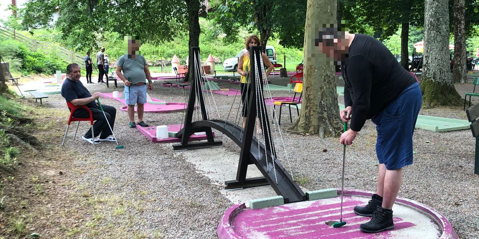 Les résidents d'Horizonia profitent du Mini-golf de Renaison